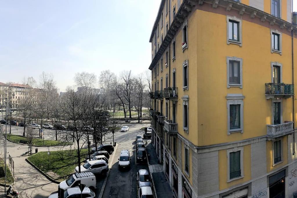 Lovely Flat With Park View Милано Екстериор снимка